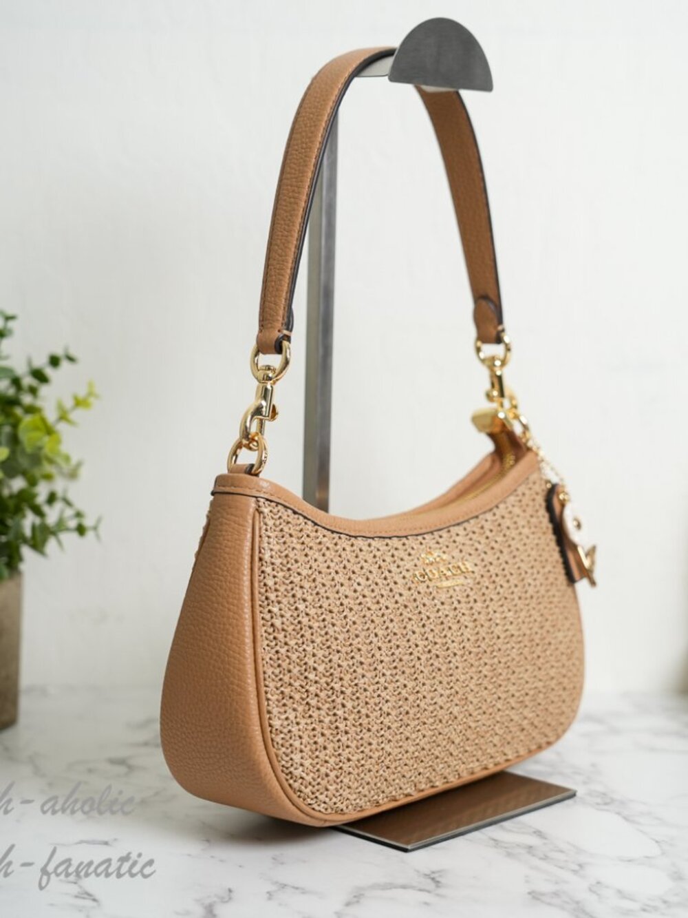 COACH CEC43 Teri Shoulder Bag With Charm straw/Im/Toast Leather - Picture 7 of 13